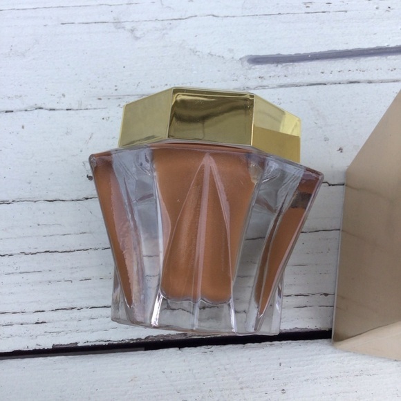 Stila Lingerie Soufflé Skin Perfecting Color Foundation. Shade 6.0 - Picture 5 of 7